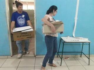 Funcionários levam urnas depois da eleição na Escola Estadual Lúcia Martins Coelho (Izabela Sanchez)