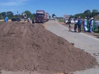 Terra é deixada sobre rodovia, evitando a passagem de carreta (Foto: Diário Corumbaense)