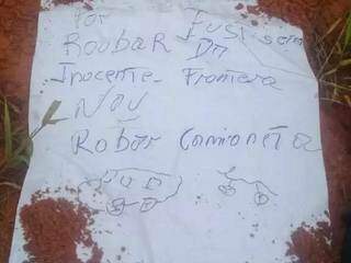 Cartaz com a frase: “Não roube caminhão de inocentes, assinado por Justiceiros da Fronteira” foi encontrado próximo aos corpos (Foto: Capitanbado) 