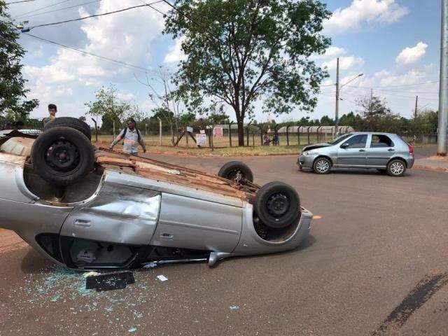 Carro Atravessa Preferencial E Provoca Capotagem No Jardim Campo Alto