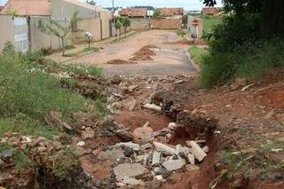 Erosão foi formada na Rua Hellaine de Moura. (Foto: Fernando Antunes)