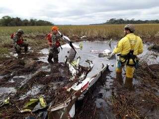 Destroços do avião que caiu e matou ministro, vice-ministro e dois pilotos no Paraguai (Foto: ABC Color)