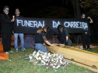 Funeral simbólico conta com caixão e até carpideiras para chorar o &quot;enterro&quot; da carreira de deputado (Foto: Alan Nantes)