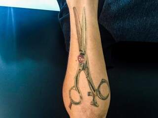 Haysteen Luckas também é cabeleireiro em Campo Grande e desenhou no braço a tesoura, para mostra que o corte é sua especialidade.(Foto: Arquivo Pessoal)