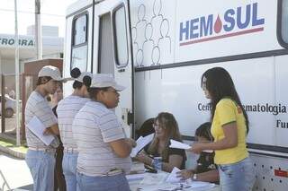 Com ônibus, Hemosul circula pela cidade em busca de doadores de sangue (Foto: Marcelo Victor)