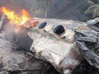 Caminh&atilde;o carregado com &oacute;leo diesel cai em ribanceira e motorista morre queimado