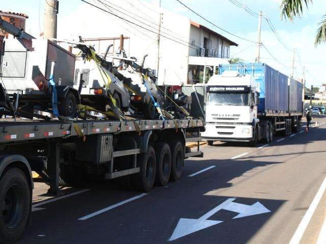Soldados fazem seguran&ccedil;a de carretas do Ex&eacute;rcito quebradas em avenida