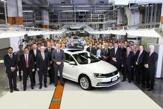 O presidente da Volkswagen do Brasil, David Powels (ao centro, à esq. do carro), comemora o início da produção do Jetta 1.4 TSI junto a membros do board da empresa