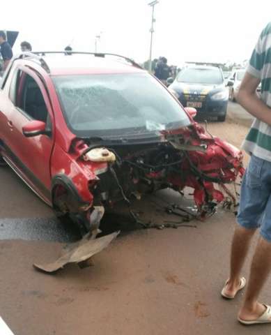 Condutor de carro roubado tenta fugir da PRF, bate em carreta e morre
