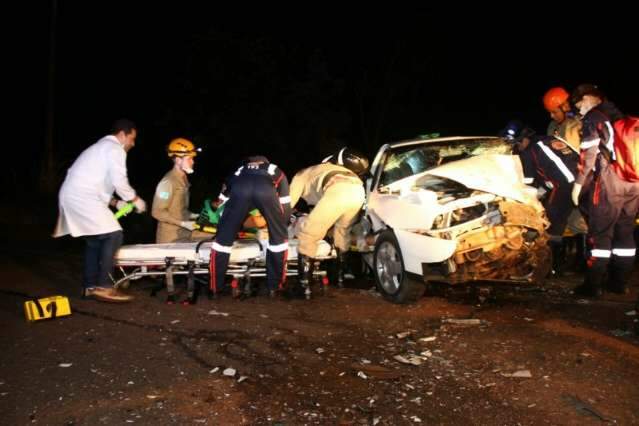 Colis&atilde;o de Uno com Saveiro mata tr&ecirc;s pessoas e deixa tr&ecirc;s em estado grave