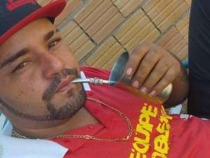 Dois meses depois de filho ser morto com 15 tiros, m&atilde;e cobra justi&ccedil;a