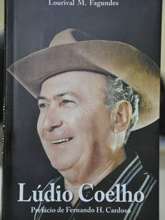 Lúdio e o inseparável chapéu na capa do livro lançado em Campo Grande. (Foto: Fernando Dias)