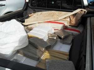 Traficante &eacute; alvejado por pol&iacute;cia antes de fugir e abandonar carro com maconha