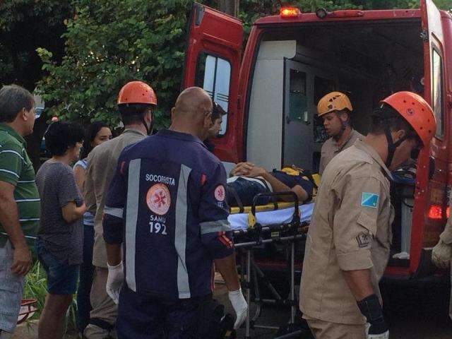 Motociclista que caiu em c&oacute;rrego tem 20 anos e voltava de a&ccedil;&atilde;o de Natal 