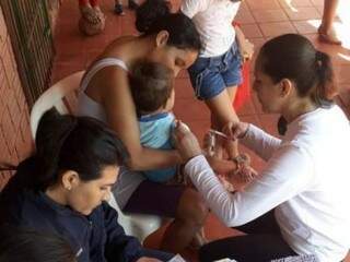 Funcionários da área da saúde vacinam crianças em Pedro Juan Caballero (Foto: divulgação)
