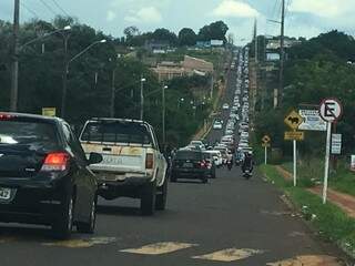 Carros trafegam na Avenida Tamandaré rumo á UCDB na tarde deste domingo (dia 16). (Foto: Guilherme Henri).