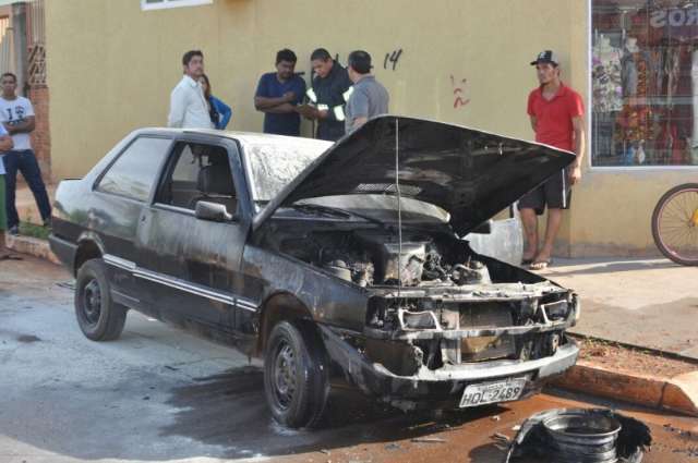 Motorista p&otilde;e gasolina no motor e carro pega fogo no Aero Rancho