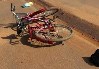 Mulher seguia em uma bicicleta quando foi atropelada. (Foto: Alô Caarapó)