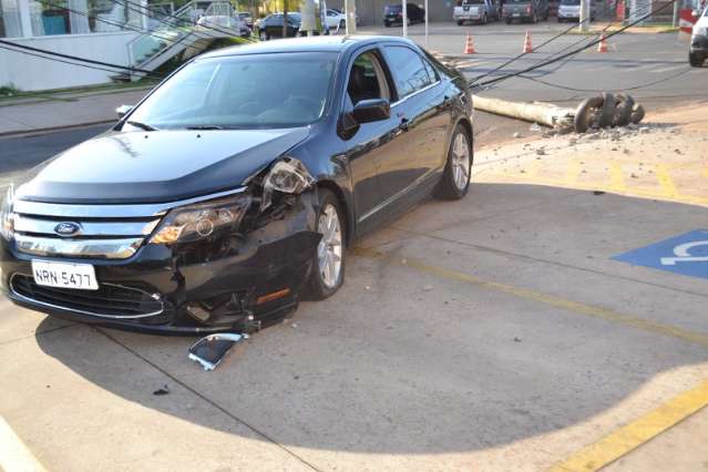 Carro derruba poste e deixa parte do com&eacute;rcio sem energia e telefone 