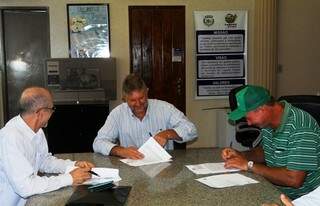 Representantes da prefeitura,Embrapa e produtores assinaram o termo nesta semana. (Foto: Divulgação Embrapa)