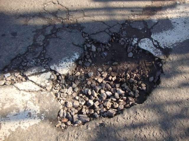 Morador reclama de lixo e buraco na rua no bairro Amamba&iacute;