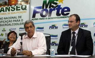 Ao lado de representante do MTE, governador destaca investimentos em qualificação. (Foto: Divulgação)