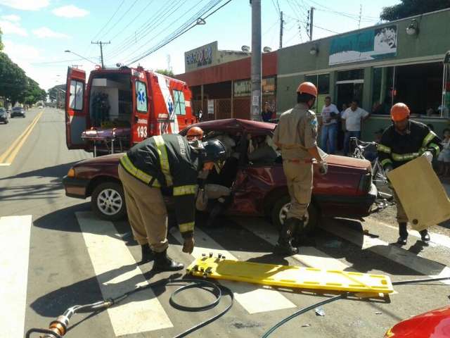 Homem fica ferido em acidente envolvendo dois carros na Vila Carvalho