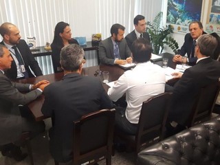 Na cabeceira da mesa, o senador Moka, reunido com equipe técnica do Senado (Foto: Gabinete do senador Moka/Divulgação)