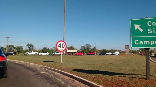 Ap&oacute;s uma hora e fila de ve&iacute;culos, manifestantes liberam BR-163