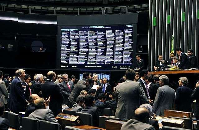Congresso aprova or&ccedil;amento e triplica recursos para bancar partidos 