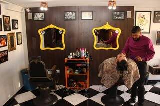 Com cadeiras das décadas de 1920 e 1930, os clientes tem os serviços de corte e barba. (Foto: Fernando Antunes)
