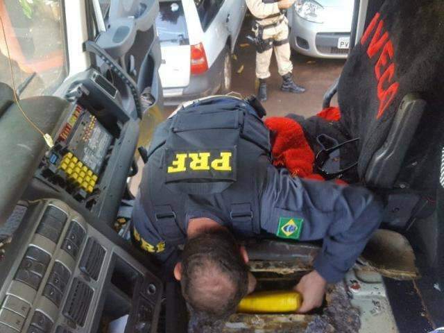 PRF encontra mais de 60 quilos de coca&iacute;na e fundo falso de carreta na BR-262