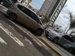 Após o acidente, carros pararam em cima da calçada. (Foto: Schneider)