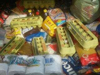 Manifestantes entregaram alimentos recebidos da população para duas entidades e deram fim ao protesto em Batayporã. (Foto: Jornal da Nova)