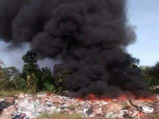 Fumaça provocada pelo fogo colocado em montanha de lixo em janeiro deste ano (Foto: Henrique Kawaminami/Arquivo)