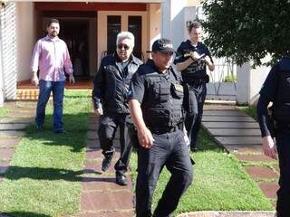 Agentes do Gaeco deixam a casa do prefeito de Itaporã, Wallas Milfont, onde recolheram documentos (Foto: Osvaldo Duarte)