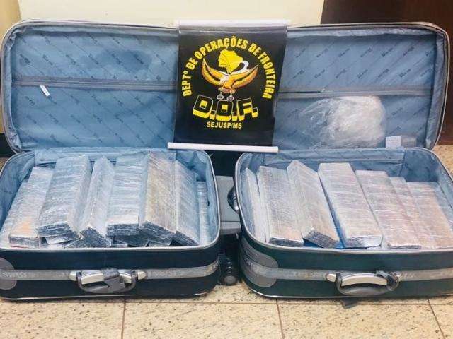 Pol&iacute;cia prende 2 por tr&aacute;fico e CNH falsa e recupera carro roubado no PR