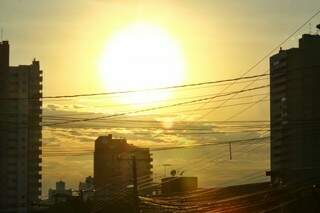 Sol predomina céu de Campo Grande na manhã desta sexta-feira (10). (Foto: André Bittar)