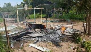 Casa de madeira ficou destruída após o homem colocar fogo. (Foto: PC de Souza)