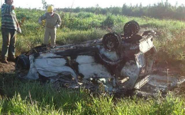  Carro capota, pega fogo e duas mulheres ficam feridas na MS-134