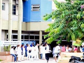 Profissionais de enfermagem iniciaram greve e protestam em frente ao hospital (Foto: Direto das Ruas)