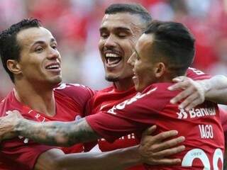 Jogadores do Inter vibram com resultado obtido neste domingo (Foto: Divulgação)