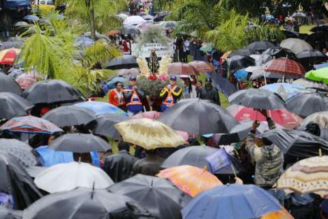Seis mil devotos enfrentam chuva em romaria de Nossa Senhora Aparecida