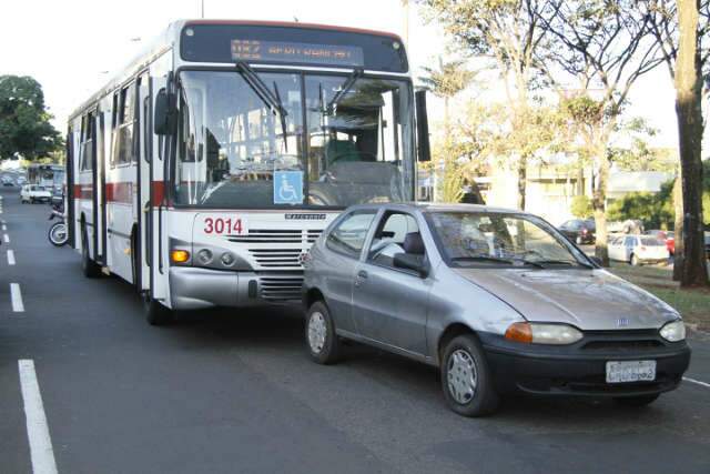  &Ocirc;nibus bate na traseira de Palio e passageira fica ferida