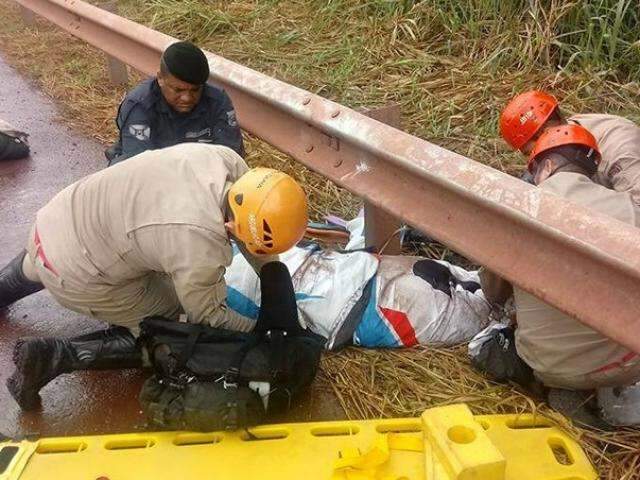 Motociclista irlandês tem perna amputada após acidente na BR-262