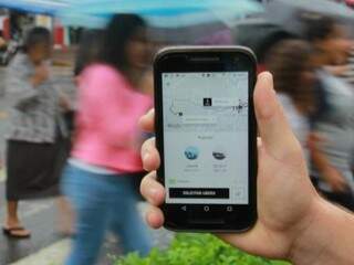 Aplicativo Uber em operação no centro de Campo Grande, na tarde desta terça-feira (16). Aplicativo começou a operar na cidade em 2016. (Foto: Marcos Ermínio)