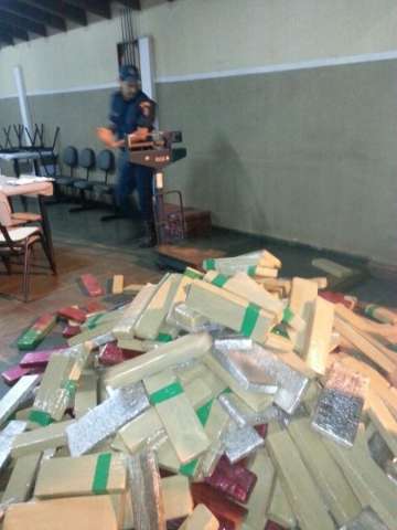 PM apreende 855 quilos de maconha ap&oacute;s motorista abandonar carga