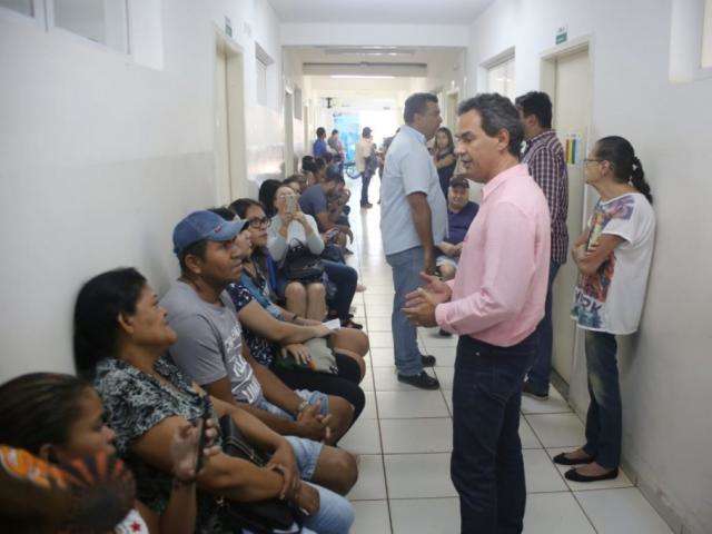 Prefeito critica atendimento a pacientes e diz ficar "constrangido"