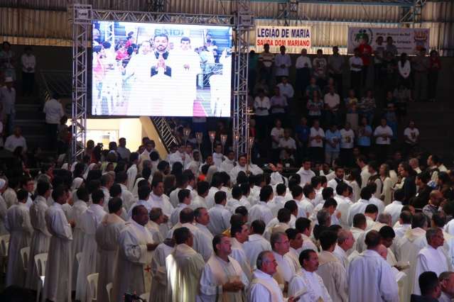 Duas mil pessoas participam de missa de 3h para posse de bispo auxiliar