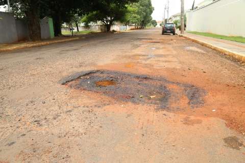 Prefeitura da Capital remenda buracos úmidos e desperdiça material